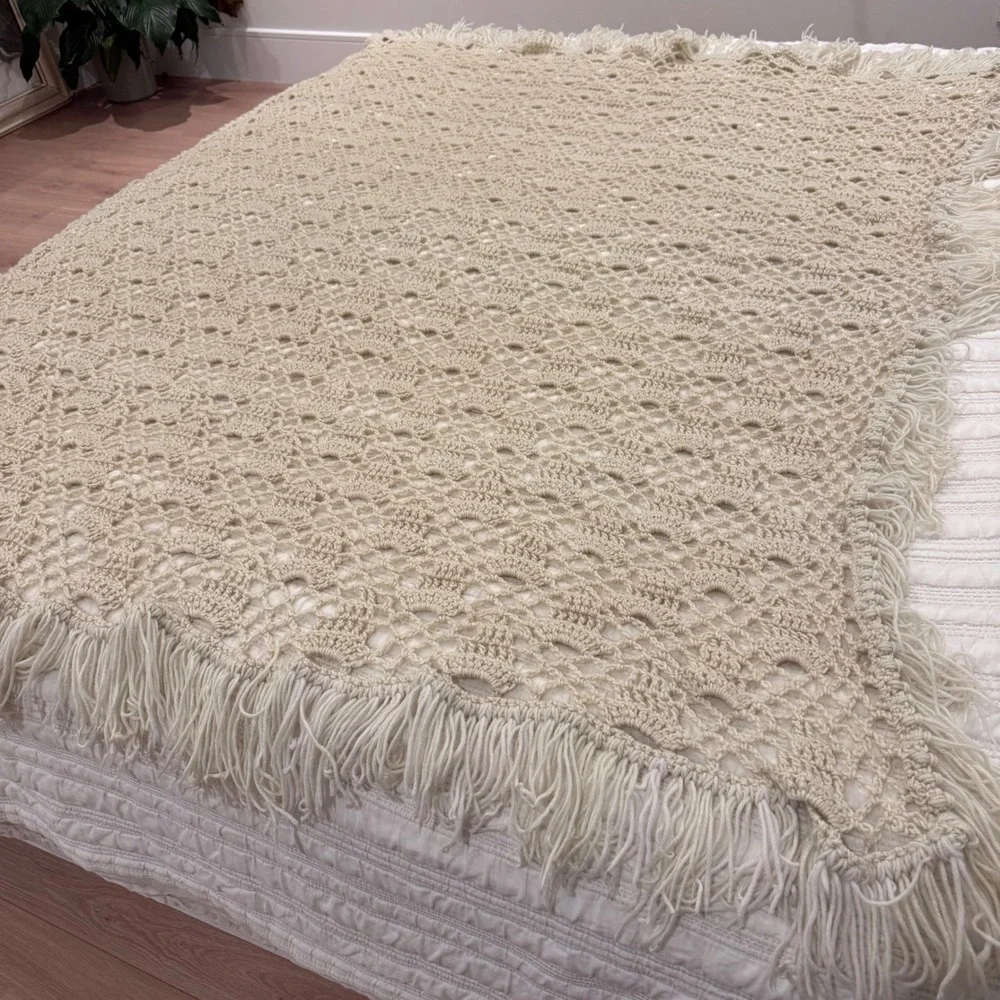 Vintage Handmade Crochet Throw Blanket Beige Boho Shell Stitch Fringe 66x56